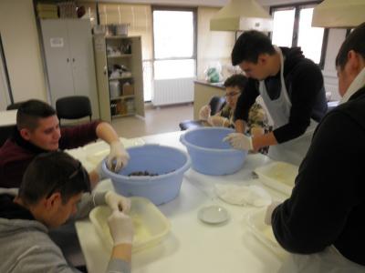 Ομάδα εκτροφής και μεταποίησης σαλιγκαριών – Παρασκευή κρεμοτζέλ χεριών από βλένα σαλιγκαριού.