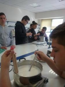 Εργαστήριο Τεχνολογίας Τροφίμων - Παρασκευάζοντας Τυροζούλι