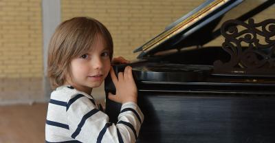 Το μουσικό «παιδί θαύμα», Στέλιος Κερασίδης, παραχώρησε συνέντευξη στους μαθητές του Δημοτικού ΑΓΣ