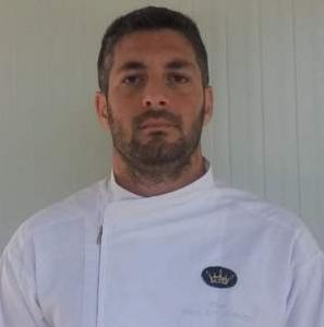 Ο εκπαιδευτής μαγειρικής Τάσος Χριστόπουλος παραδίδει μαθήματα γαστρονομίας στο πρόγραμμα Εναλλακτικός Τουρισμός